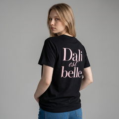 DALI ‘Dali est belle’ Unisex T-Shirt (Black)
