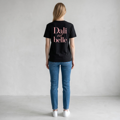 DALI ‘Dali est belle’ Unisex T-Shirt (Black)