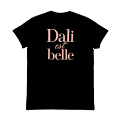 DALI ‘Dali est belle’ Unisex T-Shirt (Black)